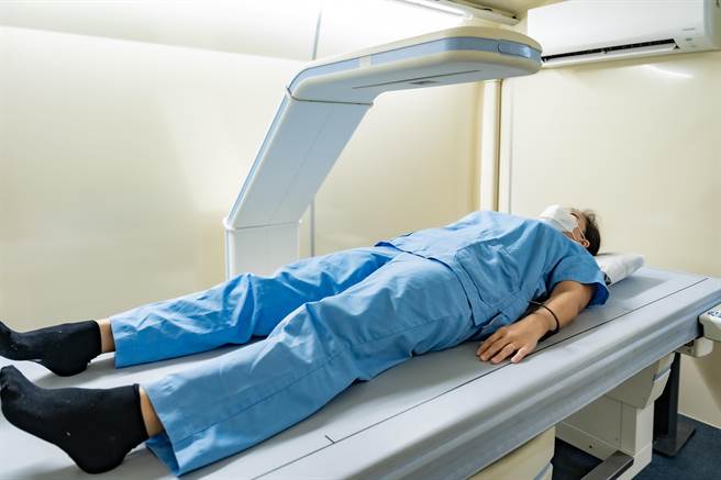 嘉基體鬆中心建議民眾定期檢測骨質狀況。（嘉基提供／廖素慧嘉市傳真）