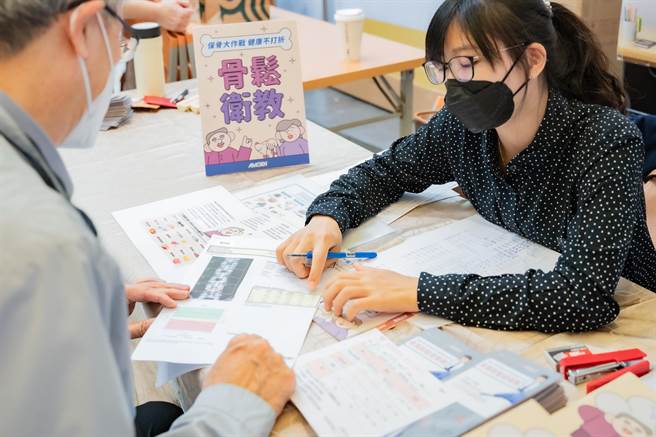 嘉基體鬆中心為民眾篩檢骨鬆及衛教。（嘉基提供／廖素慧嘉市傳真）