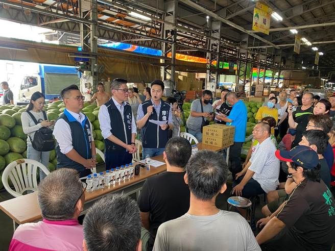 台中果菜市场摊商找市议员赖顺仁、黄健豪、立委参选人廖伟翔陈情，今天在果菜市场抗议。（张亦惠摄）