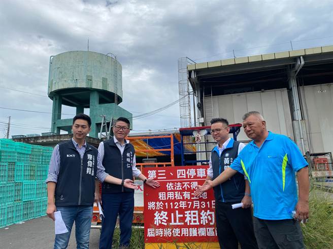 台中果菜市场摊商们提出4项主张，包括请市府徵收批发市场预定地，让设施更加完善；与中信公司协商暂缓拆除部分市场建筑；暂缓执行7月31日对租用土地区隔之围栏，方便厂商进出卸货；争取停车优惠。（张亦惠摄）