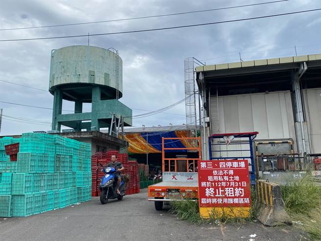 台中果菜市场第3、4停车场过去20多年由台中果菜运销公司承租私有土地，供摊商大车停车，后来发现违反法令，7月31日租约到期后不再续租。（张亦惠摄）