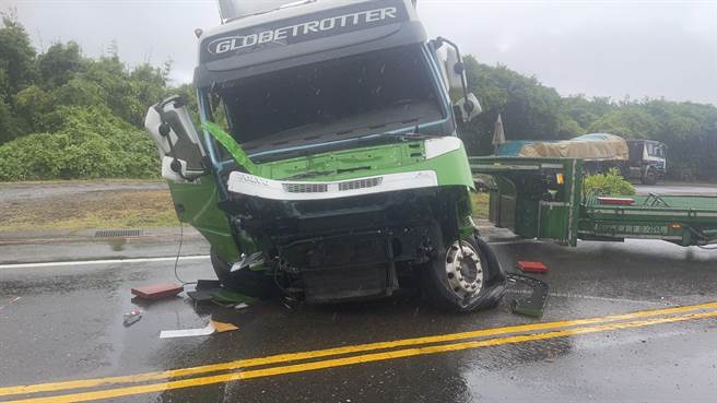 货柜车突遇大雨，过弯时打滑造成自撞电杆，警方到场协助交通管制。（翻摄照片／张志康新北传真）