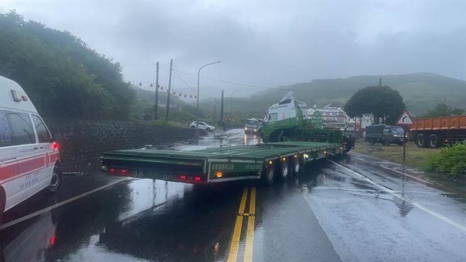 货柜车突遇大雨，过弯时打滑造成自撞电杆，警方到场协助交通管制。（翻摄照片／张志康新北传真）