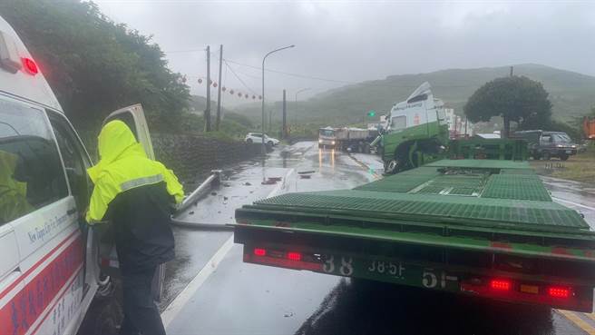 货柜车突遇大雨，过弯时打滑造成自撞电杆，警方到场协助交通管制。（翻摄照片／张志康新北传真）