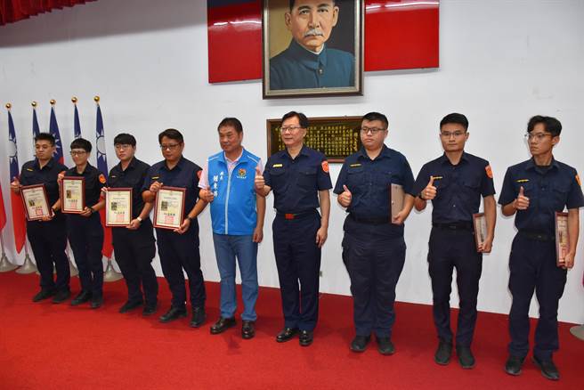 苗栗縣長鍾東錦頒獎表揚協助失智長輩返家的基層官警。（謝明俊攝）