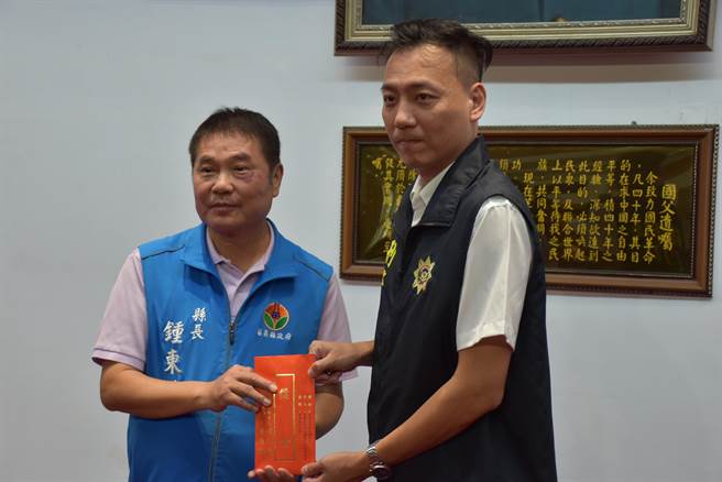 苗栗縣長鍾東錦頒獎表揚破獲毒品案件有功的苗栗警分局偵查隊長彭明硯。（謝明俊攝）