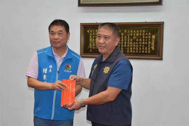 苗栗縣長鍾東錦頒獎表揚破獲毒品案件有功的竹南警分局偵查隊長林穎達。（謝明俊攝）