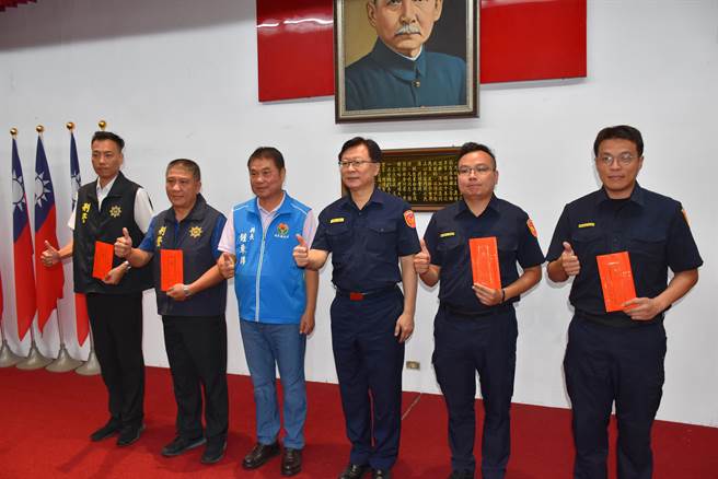 苗栗縣長鍾東錦頒獎表揚破獲毒品等案件有功官警。（謝明俊攝）