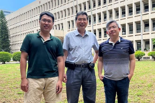 台师大地科系汪佑霖博士后研究员（左）与米泓生教授（中）和吴朝荣教授（右）合影。(台师大提供／李侑珊台北传真)