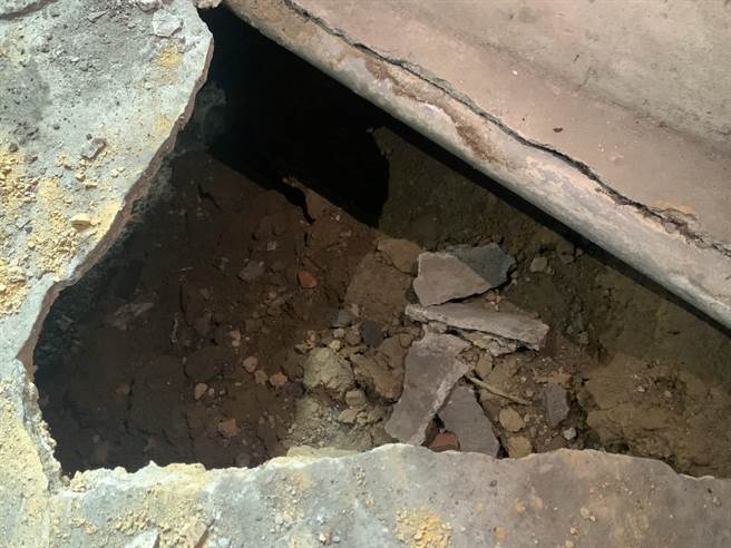 基隆市中山区西定路一处民宅旁排水沟地基惊传掏空，地面已经崩落，可清楚看见已有部分掏空情形。（徐佑升摄）