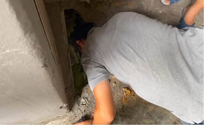 基隆市政府工务处下水道科派员会勘，了解受损情形。工务处表示，会先将壁体破损处以水沟沟墙施作补强，再针对坍方处回填，以免致灾。（翻摄画面／徐佑升基隆传真）