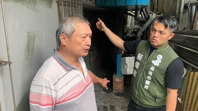 当地居民杨先生（左）表示，坍方处是民宅后方防火巷，因近日经过此处却不慎踩空，才惊觉原来居住之地面已坍方如此严重。（徐佑升摄）