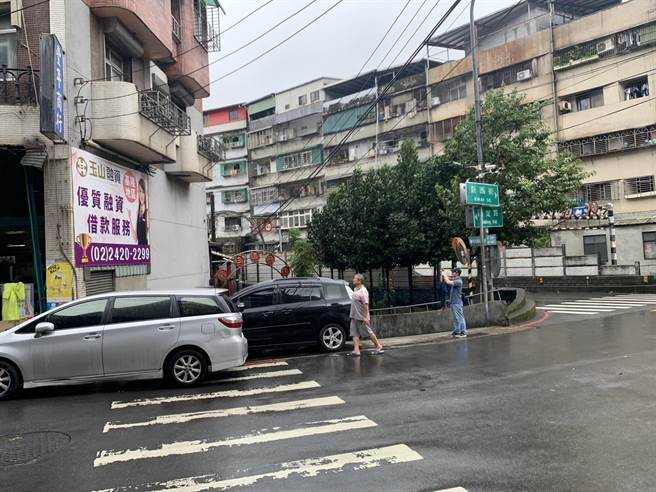 坍方处为中山区西定路与新西街交叉口，图左民宅后方的排水沟。（徐佑升摄）