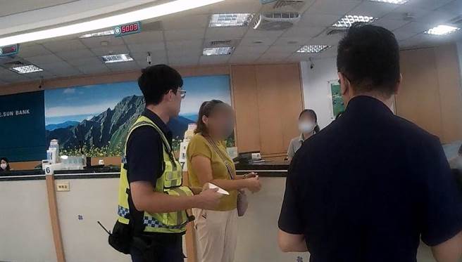 竹南警分局员警劝阻郑姓女子匯款至诈团帐户。（竹南警分局提供／谢明俊苗栗传真）