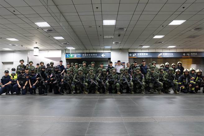 宪兵指挥部指挥官周广齐中将与参演单位共同合影。（军闻社提供）