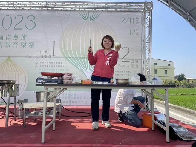 国民党高市议员邱于轩却持不同看法，她今（26）日暗酸，「与其想着怎么合不如让自己更强，让选民觉得你才是真正的好选择！」也让蓝营内部矛盾浮上台面。（柯宗纬翻摄）