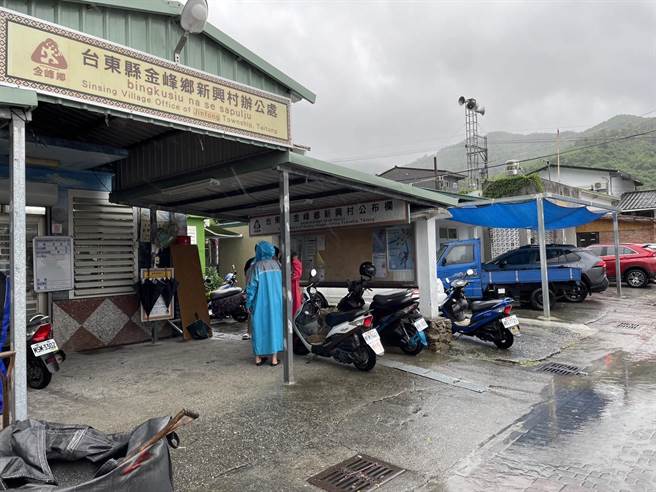 台东县金峰乡新兴村强降雨不断，恐有土石流灾害发生，预计下午3点将进行预防性撤村，撤离约400人。（萧嘉蕙摄）