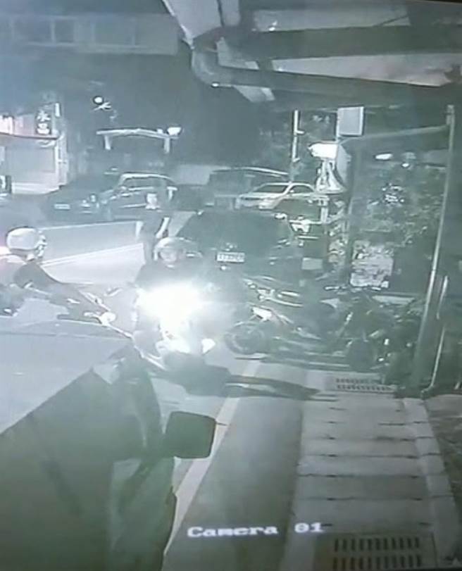 越南籍阮姓男子騎乘銀色普重機 、車頭逆向，引來警方注意示意攔停。（蘆竹警分局提供／陳夢茹桃園傳真）