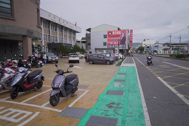 公所廣場前去年增設的人行道，鋪設位置在公所廣場汽機車出入口，導致民眾洽公甚至公所同仁進出公所時，都必需跨越人行道才能進入公所。（吳建輝攝）