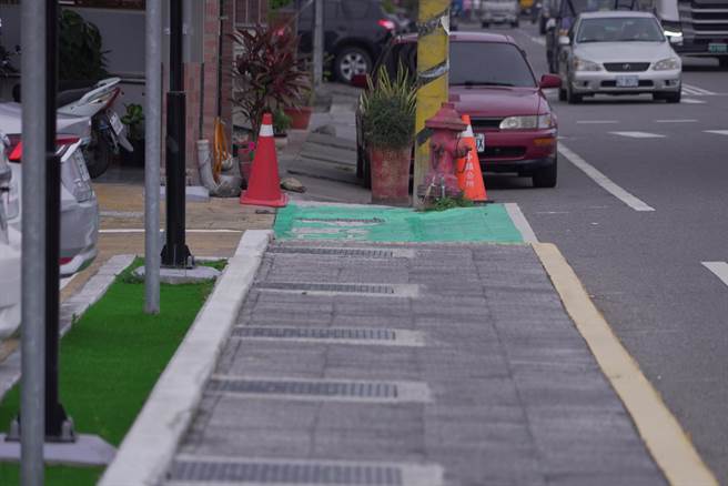 當地民眾說難不成要用抬的把車抬進去公所停。（吳建輝攝）