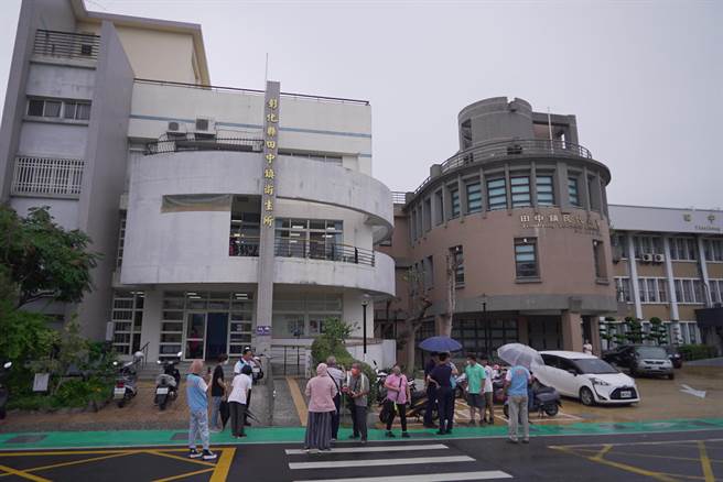 衛生所表示，去年9月人行道直接畫設在門口跟無障礙坡道前，行動不便的民眾到衛生所來，家屬都要將車停在馬路上讓長輩下車，造成長輩就要多走一段路。（吳建輝攝）