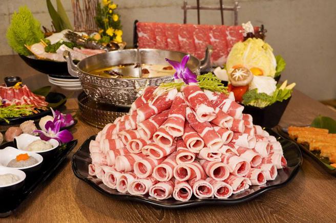 （抢攻父亲节孝亲商机，「问鼎」宫廷火锅祭出「爸气优惠」，爸爸几岁送就送几片牛胸腹肉或猪五花。图／问鼎火锅提供）