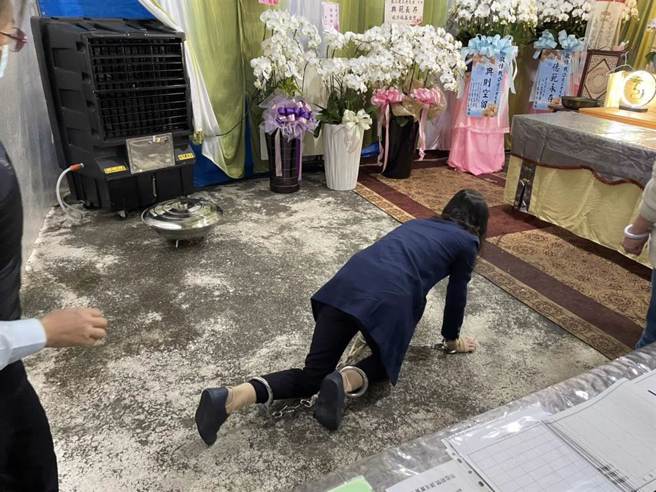 戴寧去年遭羁押期间父亲病逝，她曾戴着手铐脚镣跪爬进灵堂，奔丧痛哭。（资料照／读者提供真）