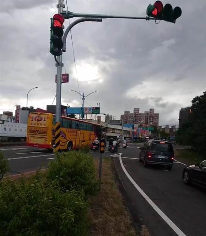 桃園市楊梅交流道北出匝道與台一線平面道路號誌調整引發民怨，交通局緊急修改為尖峰合併時相、離峰則分開。（交通局提供／蔡明亘桃園傳真）