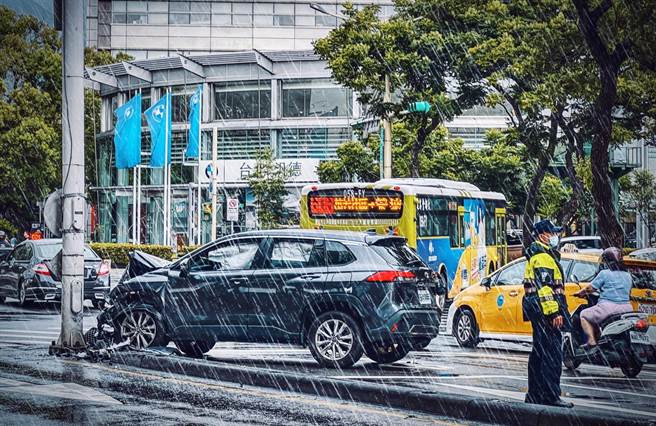 休旅车撞击号志杆。（翻摄自脸书靠北天母帮社团）