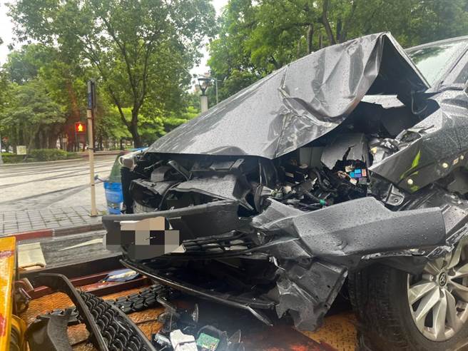 陈姓驾驶休旅车撞击号志杆。（翻摄画面）