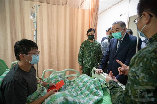 李栋梁慰问基隆弹库受伤官兵表达关怀。军闻社提供