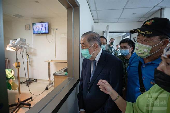 李栋梁赴三总慰问基隆弹库受伤官兵。军闻社提供