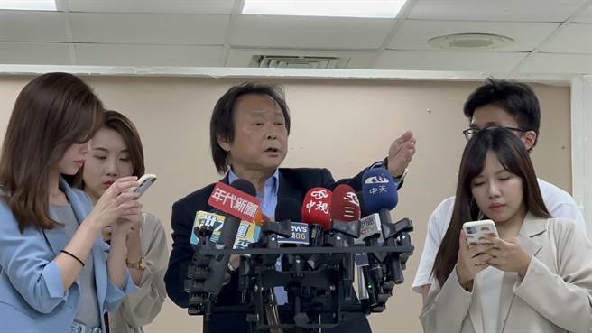 北市议员王世坚26日谈北流案时表示，不管北流或北艺，应先把源头厘清是否该由市府承担。（王世坚办公室提供）