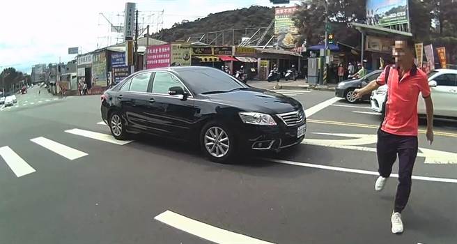 69歲黃姓男子和友人至大坑宮廟祈福突然心臟病發，友人載他下山見到路口守望的員警趕緊求救。（台中市第五分局提供／馮惠宜台中傳真）