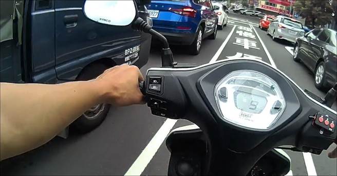 員警帥智聽聞是有病患急救醫，立即騎上警用機車鳴起警報器開道。（台中市第五分局提供／馮惠宜台中傳真）