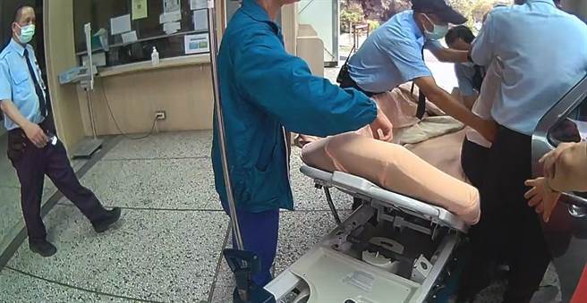 在員警鳴警報器開道下，短短6分鐘即將黃男送抵醫院救治。（台中市第五分局提供／馮惠宜台中傳真）