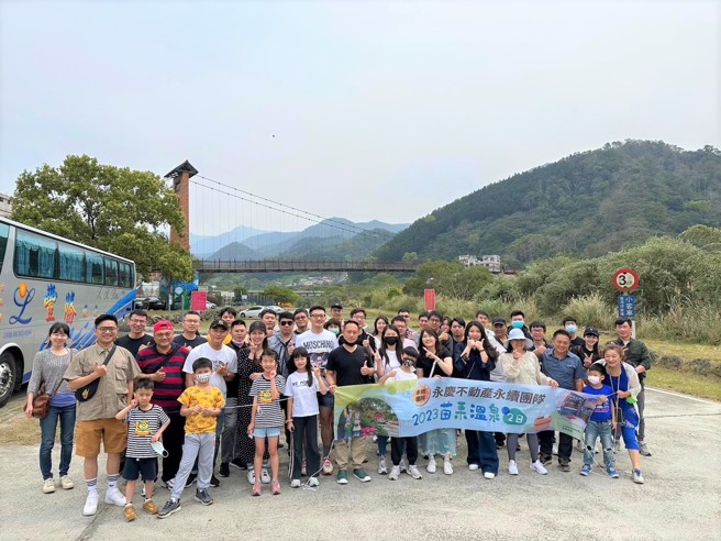 自从加入永庆不动产，高瑾妍有更多时间陪伴家人，还能进修学习，持续增进专业知识，协助同仁和客户解决问题。图片来源：永庆房产集团