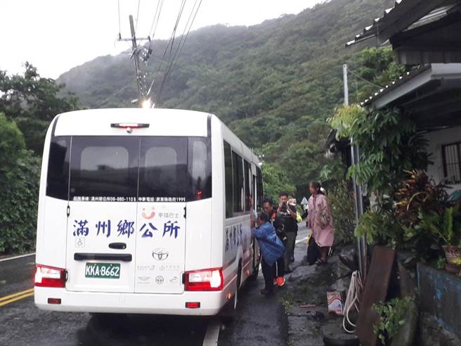 中颱杜蘇芮來勢洶洶，首當其衝的恆春半島26日午後風雨漸強，滿州鄉長樂村10戶住家進行預防性撤離，目前正由警消協助疏散至滿州國中安置。（屏東消防局提供／謝佳潾屏東傳真）