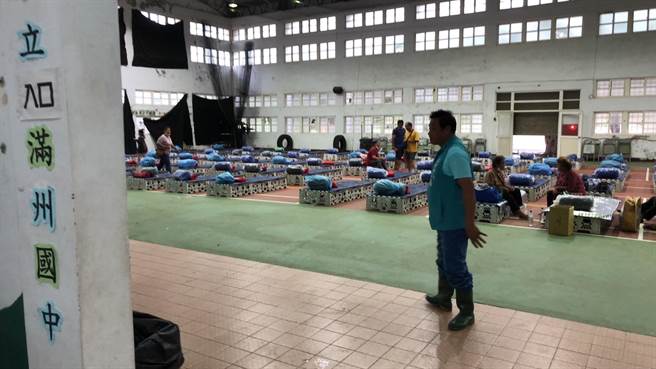 中颱杜蘇芮來勢洶洶，首當其衝的恆春半島26日午後風雨漸強，滿州鄉長樂村10戶住家進行預防性撤離，目前正由警消協助疏散至滿州國中安置。（屏東消防局提供／謝佳潾屏東傳真）