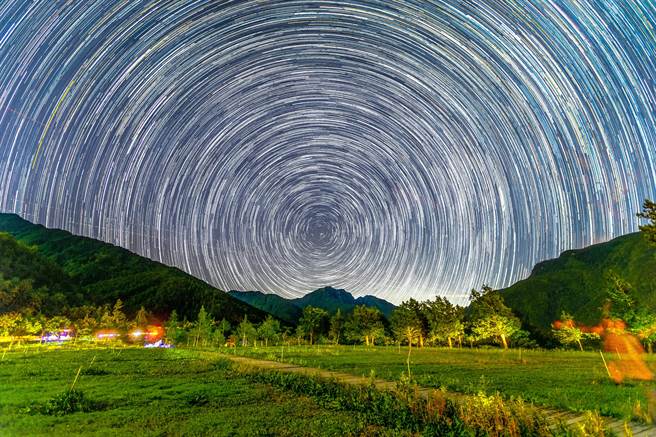 杜苏芮颱风来势汹汹，武陵农场捕捉到美丽的星轨，彷佛画作般美丽。（武陵农场提供／陈淑娥台中传真）