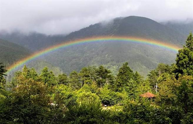 杜苏芮颱风来势汹汹，武陵农场捕捉到美丽的彩虹，彷佛画作般美丽。（武陵农场提供／陈淑娥台中传真）
