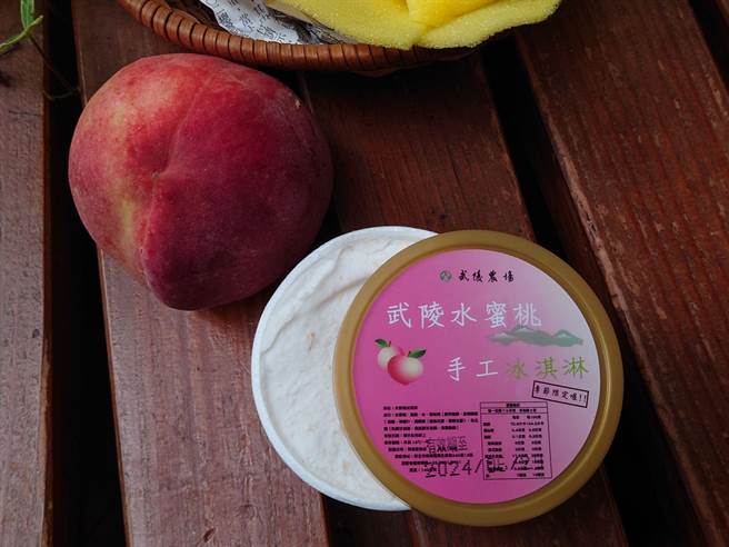 杜苏芮颱风来势汹汹，武陵农场抢收水蜜桃，并制作成水蜜桃冰淇淋。（武陵农场提供／陈淑娥台中传真）
