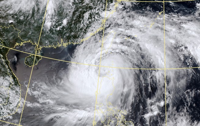 中颱杜苏芮暴风圈逐渐接近恒春半岛，陆上警报范围再往北扩大。（中央气象局提供）