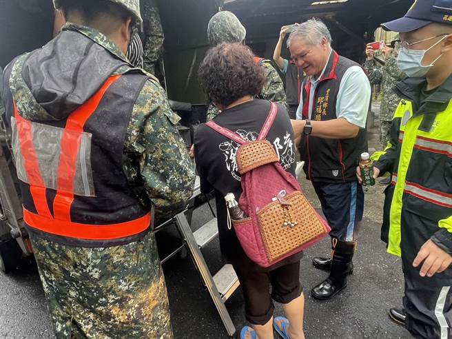 花莲丰滨乡公所今天下午3时撤离辖内土石流潜势区的部落民眾，包括八里湾部落、立德部落、復兴部落，预计傍晚6点进驻两处收容中心，分别是丰滨乡公所3楼、新社原住民族文化健康站。（丰滨乡公所提供／罗亦晽花莲传真）