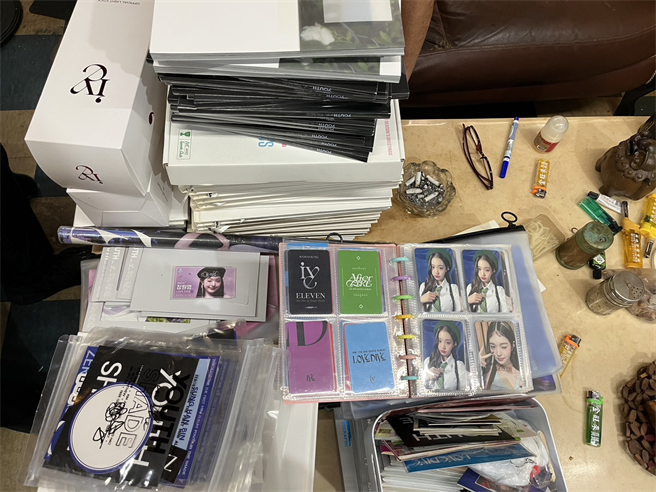 警方查获大批韩团商品等赃证物。（翻摄照片／林郁平台北传真）