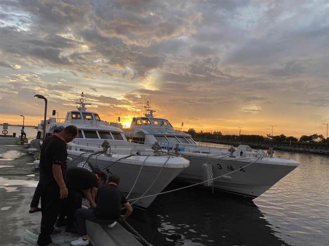 大福客船业者指出，这次考虑中颱挟带的严重性，决定选择停靠更安全的大鹏湾的游一区游艇港避颱。（大福客船提供／谢佳潾屏东传真）