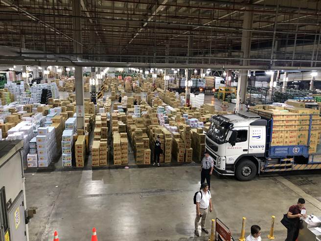 台北农产公司表示，目前颱风尚未对产区造成影响，预估未来供货量应不虞匮乏，民眾无须抢购囤积。图为北市第一果菜批发市场。（张芷瑜摄）