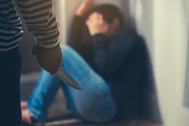 警方表示，今天上午11时过后接获校方通报，表示有人持刀闯入校内。犯嫌是居住地与职业均不详的29岁男子，被警方依侵入建筑物罪嫌当场逮捕。(示意图/shutterstock)