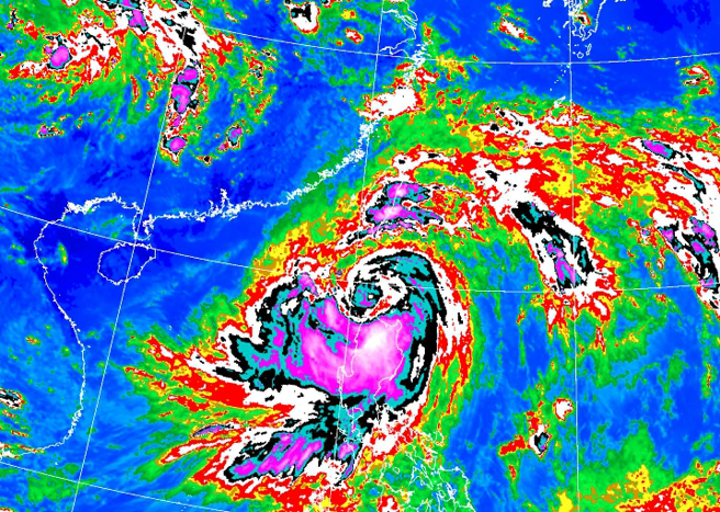 今（26）日下午15時，杜蘇芮颱風的暴風圈已經碰觸到恆春半島。（圖／氣象局）