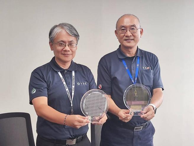 （台亚今日召开法说会，转投资公司积亚总经理王培仁（左）首度受访，积亚的碳化硅将于明年1月试产。图／台亚提供）